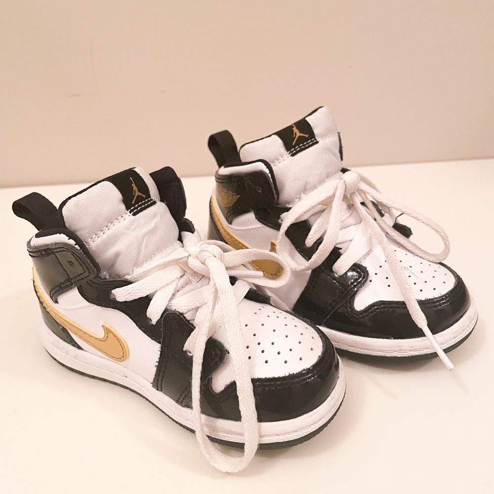 Toddler Boys Nike Air Jordan 1 Mid Size 6 Shoes. White/Black/Metallic Gold